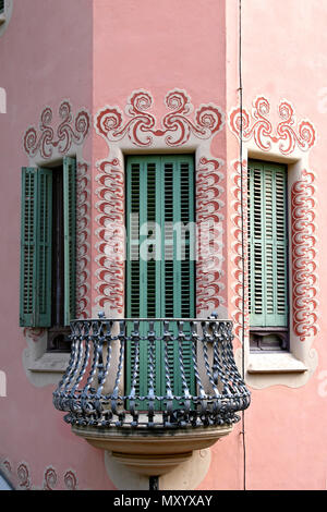 Barcelone, Espagne - 05 mai : le célèbre parc Guell sur Mai 05, 2011 à Barcelone, Espagne. La maison de Gaudi - Le Parc Guell est le célèbre parc conçu par Antoni Banque D'Images