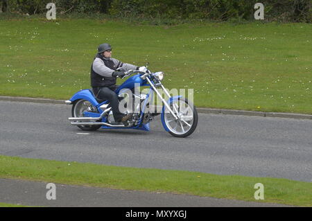 Biker sur une Harley Davidson Rocker C FXCWC moto bleu à Derry, Irlande du Nord. Banque D'Images