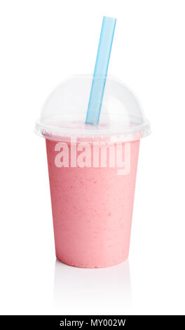 Smoothie rose transparent en plastique tasse isolé sur fond blanc. Boissons à emporter concept. Banque D'Images