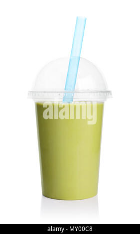 En smoothie vert transparent en plastique tasse isolé sur fond blanc. Boissons à emporter concept. Banque D'Images