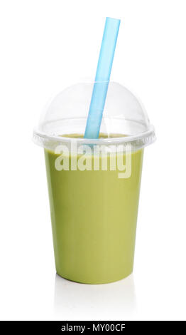 En smoothie vert transparent en plastique tasse isolé sur fond blanc. Boissons à emporter concept. Banque D'Images