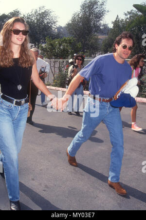 LOS ANGELES, CA - le 17 août : (L-R), actrice Denise Bixler et acteur Steve Guttenberg assister à des étoiles de Hollywood, le 17 août 1991 au Dodger Stadium à Los Angeles, Californie. Photo de Barry King/Alamy Stock Photo Banque D'Images