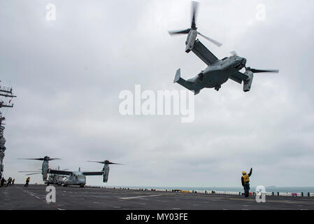 161220-N-BD308-120 OCÉAN ATLANTIQUE (déc. 20, 2016) Une MV-22 Osprey affecté à la 22e Marine Expeditionary Unit (22e MEU) lance depuis la cabine de pilotage du navire d'assaut amphibie USS Wasp LHD (1). Le Wasp est déployé dans le cadre du Wasp du groupe amphibie, qui est de décharger le 22e MEU après un déploiement de six mois dans la flotte des États-Unis 5e et 6e secteurs d'opérations. (U.S. Photo par MARINE MATELOT Levingston Lewis/libérés) Banque D'Images