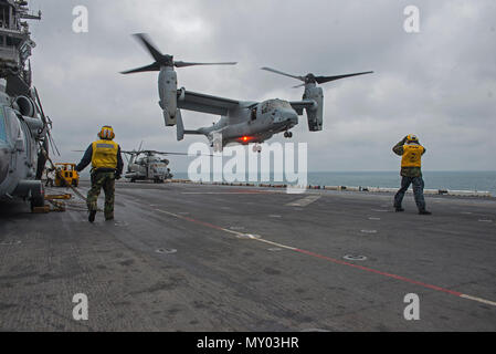 161220-N-BD308-083 OCÉAN ATLANTIQUE (déc. 20, 2016) Une MV-22 Osprey à partir de la 22e Marine Expeditionary Unit (MEU) atterrit sur le pont d'envol du navire d'assaut amphibie USS Wasp LHD (1). Le Wasp est déployé dans le cadre du Wasp du groupe amphibie, qui est de décharger le 22e MEU après un déploiement de six mois dans la flotte des États-Unis 5e et 6e secteurs d'opérations. (U.S. Photo par MARINE MATELOT Levingston Lewis/libérés) Banque D'Images