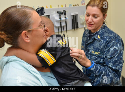 MAYPORT, Floride (nov. 10, 2016) - Le Capitaine Mary White, une infirmière praticienne à la Clinique de santé de la Direction générale de la Marine (CSNB), clinique de pédiatrie du  +101 examine un enfant aux prises avec des symptômes du rhume. La SVNB Mayport Naval Hospital est l'un des six du Jacksonville les établissements de soins de santé situé en Floride et en Géorgie. Des cliniques sur 22 000 patients inscrits, plus de 3 500 sont inscrits à sa clinique de pédiatrie. (U.S. Photo par Marine Jacob Sippel, Naval Hospital Jacksonville Affaires Publiques/relâché). Banque D'Images