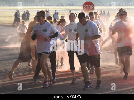 Le colonel Michele Edmondson, 81e Escadre, formation et Chef Master Sgt. Anthony Fisher, 81e Groupe Formation surintendant, participer à une aile color run à la Marina Park le 17 novembre 2016, sur la base aérienne de Keesler, mademoiselle l'exécution a été l'un des nombreux événements organisés tout au long de la semaine du Dragon, qui se concentre sur la résilience et les initiatives d'équipe à la base. (U.S. Air Force photo par Kemberly Groue/libérés) Banque D'Images