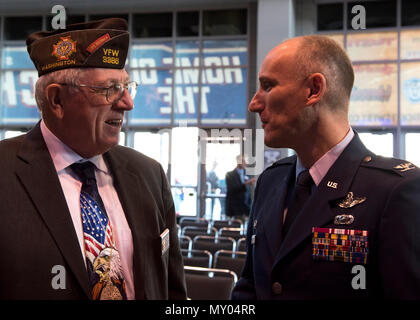 Le Colonel Ryan Samuelson, 92e Escadre de ravitaillement en vol, parle avec Jerry Herker, Anciens combattants des guerres étrangères poster 51 commandant, au cours d'une cérémonie de la Journée des anciens combattants le 11 novembre 2016, à l'Arène de Spokane. Samuelson a parlé avec des anciens combattants et des membres survivants de la famille des soldats tués en service. (U.S. Air Force photo/Navigant de première classe Ryan Lackey) Banque D'Images