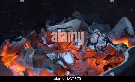 Le charbon de bois brûlant.charbons chauds dans le feu.Le feu de bois et de charbon dans un grill chaud.le brasero de charbons chauds.charbon chaud rouge vif. Banque D'Images