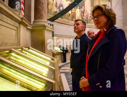 Commandant de la Garde côtière des États-Unis Adm. Paul Zukunft et son épouse, Fran DeNinno-Zukunft, faites le tour des Archives Nationales à Washington, D.C., 30 décembre 2016. L'Zukunfts donnait sur la déclaration d'indépendance, United States Constitution et de la Déclaration des droits de l'homme dans les Archives nationales. (U.S. Photo de la Garde côtière du Maître de 2e classe Diana Honings/libérés) Banque D'Images