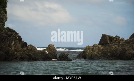Natation surf en mer ouverte avec de belles vagues de la houle. Les surfeurs de l'éducation dans l'océan avec de grosses vagues. Loisirs sport active dans l'océan Pacifique.Philippines, Puraran,Catanduanes. Concept de voyage. Banque D'Images