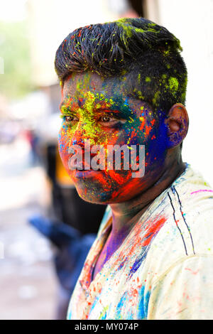 Jeune homme fête de Holi festival avec poudre de couleur sur le visage, Yerawada Banque D'Images