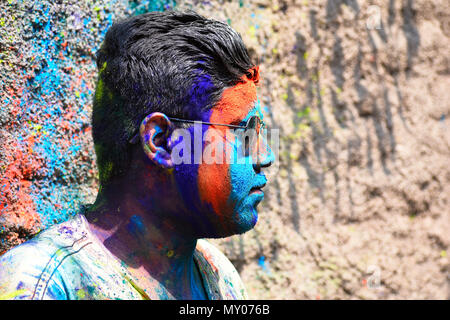 Jeune homme fête de Holi festival avec poudre de couleur sur le visage, Yerawada Banque D'Images