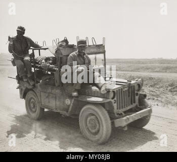 Soldat blessé à Okinawa d'être adminsitered le plasma sanguin lors d'un voyage à un poste de secours Banque D'Images
