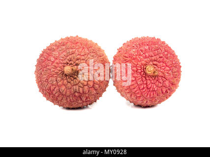 Deux fruits litchi en coquille isolé sur fond blanc Banque D'Images