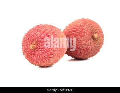 Deux fruits litchi isolé sur fond blanc Banque D'Images