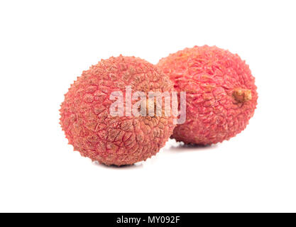 Deux fruits litchi isolé sur fond blanc Banque D'Images