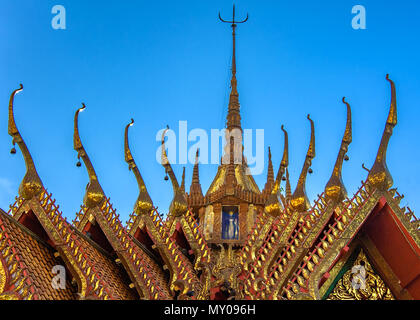 Apex - pavillon de style classique de l'architecture thaïlandaise. Groupe d'organisations faîtières du toit au temple Wat Tham Suea, Thaïlande, avec des détails complexes des éléments de toit. Banque D'Images