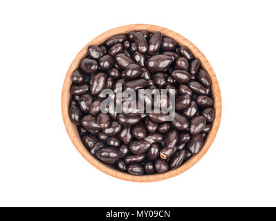 Graines de tournesol chocolat et un bol en bois isolé sur fond blanc, vue du dessus Banque D'Images