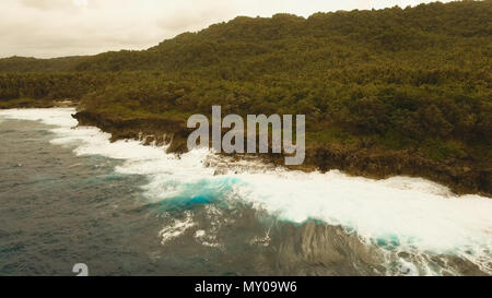 Rocky coast line en temps de tempête sur l'île de Siargao. Vue aérienne de la côte rocheuse de la mer, vagues se brisant sur la côte rocheuse. Côte Rocheuse. Broyage des grosses vagues sur la rive. Aux Philippines. Concept de voyage. Banque D'Images