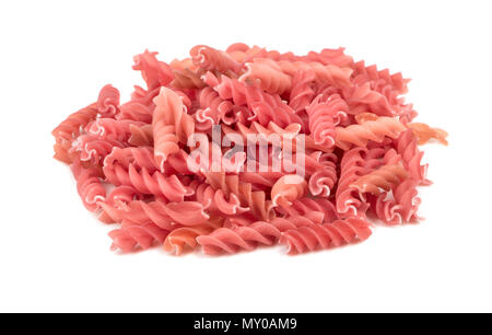 Petit tas de pâtes crues les fusilli avec le jus de betteraves sur fond blanc Banque D'Images