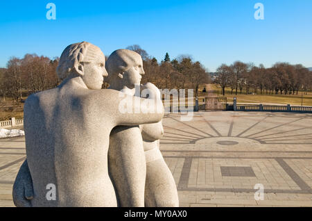 OSLO, Norvège - 12 avril 2010 : Le parc de Vigeland. Les sculptures de Gustav Vigeland "Deux jeunes femmes' Banque D'Images