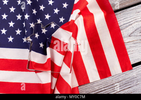 USA flag et emporte-pièce en forme de maison. Forme et coupe-pâtissier de drapeau USA vintage sur fond de bois, l'image horizontale. Banque D'Images