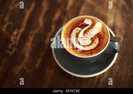 Tasse de cappuccino avec swan latte art Banque D'Images