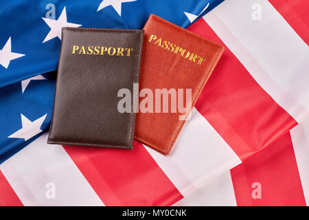 Close up deux passeports sur drapeau américain. Documents personnels sur USA flag background, image horizontale. La citoyenneté de l'Amérique. Banque D'Images