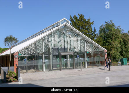 Façade moderne en verre avec des gens à l'extérieur et l'intérieur du ravin Tropical Botanic Gardens à Belfast en Irlande du Nord. Banque D'Images