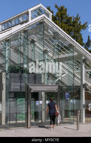 Qui entre dans l'entrée du ravin Tropical rénové dans des jardins botaniques Belfast en Irlande du Nord. Banque D'Images