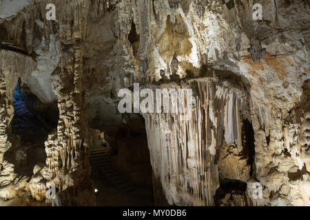 Vue de l'intérieur de la Grotte des Demoiselles, grande grotte dans la vallée du sud de la France Herault Banque D'Images