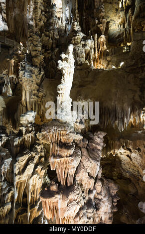 Grotte des Demoiselles est impressionnant monument de France créé par la nature Banque D'Images