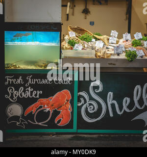 Londres, UK - Novembre 2017. Poissonnier en décrochage Borough Market, un des plus anciens et des plus grands marchés alimentaires de Londres. Banque D'Images