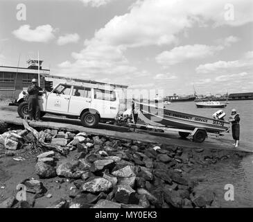 Service d'urgence de l'Etat à la formation, fleuve de Brisbane, c 1976. L'État de Queensland, Service d'urgence a été fondée en 1975. Il a évolué à partir de l'Organisation de la Défense civile du Queensland qui a été créé en 1961 pour faire face aux urgences en cas de guerre nucléaire. L'Organisation de la défense civile a été activé en novembre 1973, à la suite de la tornade de Brisbane et au cours de l'inondation de 1974. L'État de Queensland, Service d'urgence a été créé parce qu'il y avait un besoin pour un service qui était capable de faire face à des catastrophes naturelles. Banque D'Images