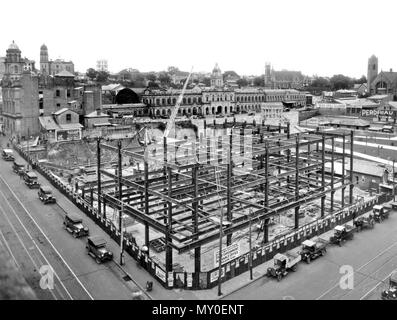 Structure en acier de l'édifice du gouvernement de l'État, Place Anzac, 11 septembre. Du patrimoine du Queensland Registerid =600059 ) . L'ancien gouvernement de Queensland (Anzac Square Building) a été construite par étapes à partir de 1931 et achevé en 1959. Il fait partie intégrante de la conception par JS Murdoch, Architecte en chef de la Communauté, pour le bloc délimité par Edward, Ann, Creek et Adelaide rues et composé d'un état séparé et les bureaux du gouvernement fédéral un accompagnement memorial square. Avant la construction de bureaux du gouvernement du Queensland le site était occupé par l'ancienne N Banque D'Images