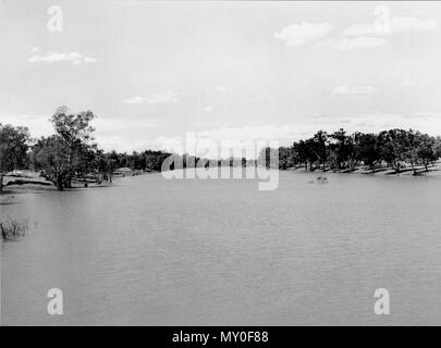 Rivière Balonne de Weir, St George, C 1954. La Balonne River a été nommé par le Major Thomas Mitchell en 1846 de l'Mandandanji balun mot signifiant l'eau ou de ruisseau. Banque D'Images