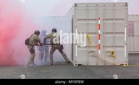 Aviateurs du 60e Escadron des Forces de sécurité et des membres de la Police de Vacaville participera à la démonstration d'une infraction et de compensation 29 janvier 2016, scénario, à l'intervenant d'urgence nouvellement construit au site de formation urbaine Travis Air Force Base, en Californie. L'objectif du site est de permettre aux intervenants d'urgence de Travis ainsi qu'aux autorités locales et organismes d'application de la loi fédérale de s'entraîner ensemble et intégrer les opérations. (U.S. Air Force Photo de Heide canapé/libéré) Banque D'Images