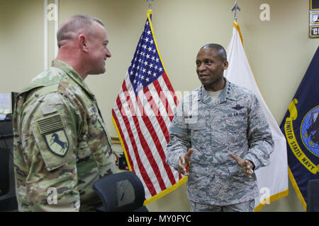 Gen. Darren W. McDew, commandant général de l'U.S. Transportation Command, (à droite) parle avec le brigadier. Le général Robert D. Harter, général commandant de la 316e Commandement de soutien expéditionnaire (), une unité de la réserve de l'armée basée à Pittsburgh, Pa., (à gauche) sur le transport et la distribution de matériaux défis dans le U.S. Central Command (CENTCOM) Domaine de responsabilité au Camp Arifjan, au Koweït, le 13 décembre 2016. Le réalignement des forces interarmées a accéléré le processus de troupes recevant des fournitures vitales dans la zone de responsabilité du CENTCOM. (U.S. Photo de l'armée par le sergent. Dalton Smith) Banque D'Images