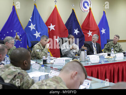 Gen. Darren W. McDew, commandant général de la commande de transport américain, parle avec les principaux dirigeants des commandes logistique commune sur le transport et la distribution de matériaux défis dans le U.S. Central Command (CENTCOM) Domaine de responsabilité au Camp Arifjan, au Koweït, le 13 décembre 2016. Le réalignement des forces interarmées a accéléré le processus de troupes recevant des fournitures vitales dans la zone de responsabilité du CENTCOM. (U.S. Photo de l'armée par le sergent. Dalton Smith) Banque D'Images