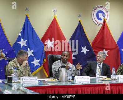 Gen. Darren W. McDew, commandant général de la commande de transport américain, parle avec les principaux dirigeants des commandes logistique commune sur le transport et la distribution de matériaux défis dans le U.S. Central Command (CENTCOM) Domaine de responsabilité au Camp Arifjan, au Koweït, le 13 décembre 2016. Le réalignement des forces interarmées a accéléré le processus de troupes recevant des fournitures vitales dans la zone de responsabilité du CENTCOM. (U.S. Photo de l'armée par le sergent. Dalton Smith) Banque D'Images