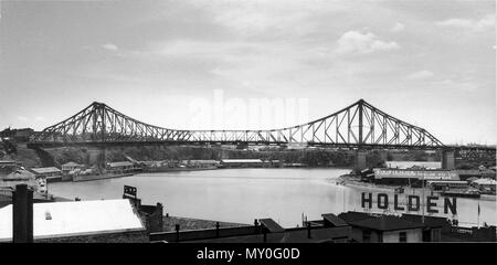 Les navires de la marine des États-Unis en vertu de la Story Bridge, Brisbane, janvier. Story Bridge pris de Brisbane City en janvier 1958. En vertu de l'extrémité nord sont quatre destroyers de la Marine américaine à bord du destroyer Division 32 : USS George K. MacKenzie (DD-836), USS Leonard F. Mason (DD-852), USS Henry W. Tucker (DD-875) et USS Rupertus (DD-851). Au cours d'une croisière de l'ouest du Pacifique en 1958, ils ont visité Pago Pago, Brisbane, l'île de Manus, Subic Bay, Kaohsiong et Yokosuka. Banque D'Images