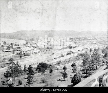 Vue de Brisbane, 1886. À la recherche de l'ancien moulin à Spring Hill en direction de Roma Street Station. Le Télégraphe 20 Septembre 1886 État de Roma Street. 174070610 ) à l'éditeur - Monsieur, En tant que résident à Roma Street je tiens, à travers vos colonnes, pour se plaindre de l'état du passage à niveau à l'entrée de Saul street (en face de ma maison). Il n'est pas exagéré de dire que c'est de six pouces de profondeur dans l'argile. Personne ne peut franchir sans obtenir plus de bottes dans la boue ; c'était un bon passage à niveau jusqu'à ce que les autorités mettent vers le bas beaucoup de pierre tendre et de jouer ; depuis, il est tout simplement impraticable. - Le vôtre, &amp;c. John Banque D'Images