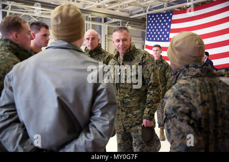 Le Sgt. Le major Howard Kreamer, centre, et Brigue. Le général Matthew Glavy Marines salue un retour pendant au Marine Corps Air Station Cherry Point, N.C., le 19 décembre 2016. Un détachement de Marines de l'Escadron d'attaque 542 Marine, Marine Aircraft Group 14, 2nd Marine Aircraft Wing, étaient joints à l'escadron 264 à rotors basculants moyen maritime (renforcée), Marine Aircraft Group 26, 2e MAW, 22e Marine Expeditionary Unit. La 22e MEU, déployé avec le groupe amphibie Wasp, mené des opérations navales à l'appui d'intérêts de sécurité nationale des États-Unis en Europe.Glavy est le commandant général du 2ème MAW et Krea Banque D'Images