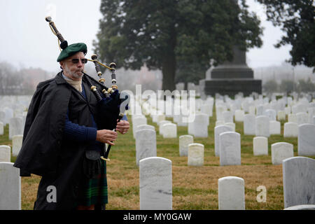 A pris sa retraite de la Marine marchande américaine Joseph Overstreet, Jr., représentant de la société militaire américain écossais, procède à des "fleurs de la forêt, sur les tuyaux de sac au cours d'une des couronnes nationales à travers l'Amérique cérémonie du Souvenir au Cimetière National Hampton de Hampton, en Virginie, le 17 décembre 2016. Des couronnes de cérémonie ont été présentés à chacune des branches de l'armée. (U.S. Air Force photo par un membre de la 1re classe Kaylee Dubois) Banque D'Images