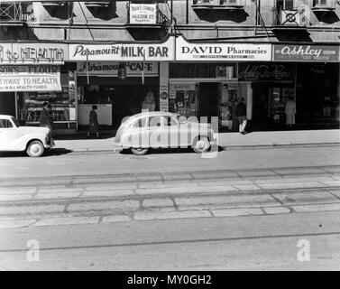 Adelaide Street, Brisbane entre Creek et Edward Streets, Brisbane, 1952. Pièce no 1 de l'enquête de fichier Robert Hannah. Brisbane Telegraph 20 août 1952 promenade fatale dans Adelaide St. 216513876 ) Un homme âgé a été blessé mortellement par un camion lors d'une partie des rues Adelaide où il n'y avait pas de passage pour piétons, selon les éléments de preuve dans l'enquête du Tribunal aujourd'hui. Le sergent W. S. Avant dit la scène de l'accident était dans le chemin d'un raccourci pris par les piétons qui traversent à Anzac Square pour prendre le train. Le Coroner par intérim (M. P. W. Schafer) a mené une enquête sur le décès de Banque D'Images