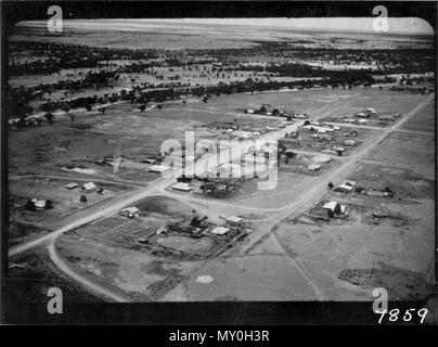 Vue aérienne de Thargomindah, c 1964. Thargomindah, une petite ville dans le sud-ouest du Queensland, a été une des premières villes en Australie pour produire de l'énergie hydroélectrique à partir de 1898 jusqu'en 1951. Mais ce n'était pas seulement de Thargomindah titre de gloire... THARGOMINDAH ATTENDANT SUR CAMÉRA DE SON TERME =98257279 BUNYIP ?bunyip Thargomindah&amp;searchLimits =l =État de Queensland ) il y a un siècle, les aborigènes australiens primitifs croyaient en un jour : bunyip à Thargomindah, 730 milles à l'ouest de Brisbane, certains habitants du vingtième siècle, j'ai rêvé d'un spécimen. Pendant ce temps, les résultats d'une tentative de photogr Banque D'Images