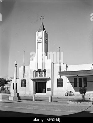 Salle du conseil, Goondiwindi , 1949. Du patrimoine du Queensland Registerid =600531 ) . Le Centre municipal de Goondiwindi comprend la salle du Conseil de ville, hôtel de ville et un ensemble de boutiques liées par une façade commune, dans la rue principale de Goondiwindi. Le Centre a été conçu par les architectes GF Addison et HS MacDonald et construit par TC Clarke en 1937, et a été ouverte par le ministre de la Santé et des affaires intérieures, M. M E Hanlon, en 1938. Le Centre a été construit avec l'aide du gouvernement du Queensland, avec un prêt de 10 333 € et une subvention de 5 167 €. Les loyers perçus par le Conseil du bâtiment Banque D'Images