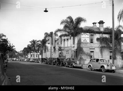 Ministère de l'Agriculture et de stocks, William Street, Brisbane, 1940. Du patrimoine du Queensland Registerid =601093 ) . L'ancien ministère des Industries primaires de bâtiment, achevé en briques peintes et rendre non peinte, est construit sur un site à forte pente avec deux étages et sous-sol en face de William Street et un abaissement trois étages à l'arrière de l'aile donnant sur la Queen's Wharf Road. avec un rib en croupe et pan de toit en tôle galvanisée. Le bâtiment a été initialement construit comme un dépôt d'immigration, et la construction a commencé en 1865 et achevé en 1866. Le bâtiment a été construit sur une partie de la d Banque D'Images