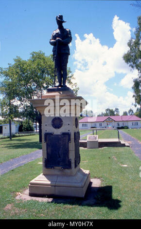 Digger statue, Dalby War Memorial, ANZAC Park, 1999. Banque D'Images