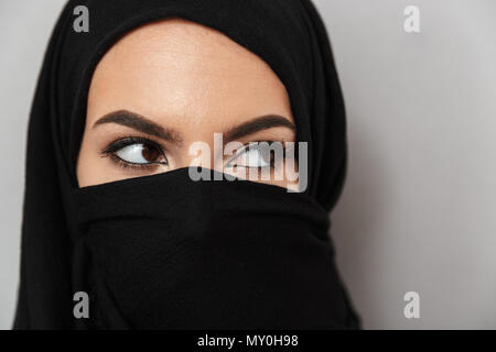 Close up portrait of a beautiful arabian woman wearing hijab à la route fond gris plus isolés Banque D'Images